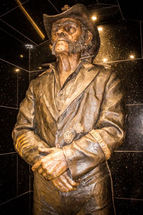 Lemmy Kilmister standbeeld