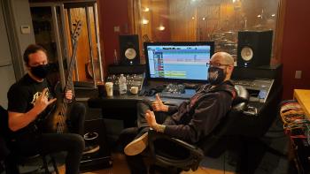 Bassist Chris Kells van The Agonist in de studio